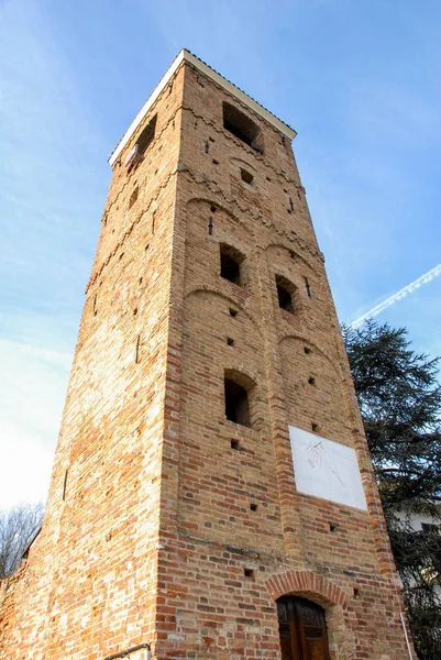 Klokkentoren in Santa Vittoria van Alba, Piemonte - Italië — Stockfoto