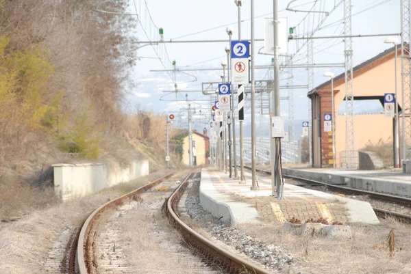 Järnvägsspåren nära tågstationen Santa Vittoria d'Alba, Pi — Stockfoto
