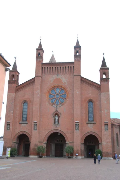 Πρόσοψη της εκκλησίας του San Lorenzo διαφήμισης Alba, Πιεμόντε - Ιταλία. S — Φωτογραφία Αρχείου