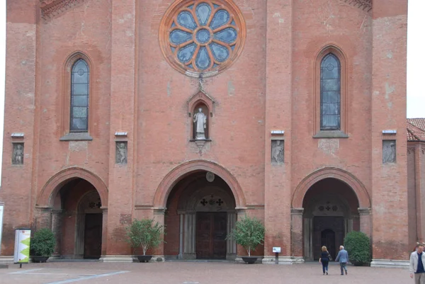 Gevel van de kerk van San Lorenzo advertentie Alba, Piemonte - Italië. S — Stockfoto