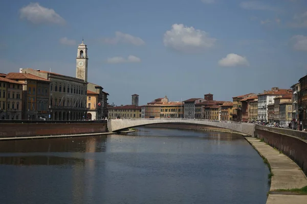 Rzeki Arno z bliskim Bridge"" — Zdjęcie stockowe