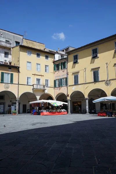 Utsikt över ett torg i Pisa, Toscana, Italien — Stockfoto