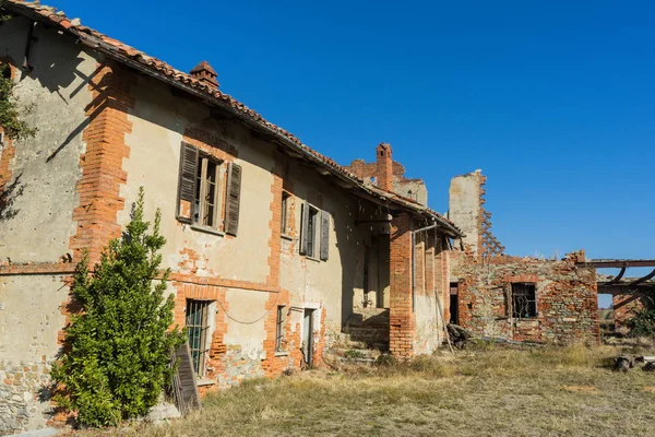 Casa abandonada arruinada — Fotografia de Stock