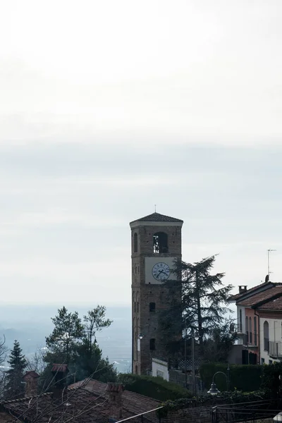 サンタ Vittoria ダルバの時計塔 - イタリアのピエモンテ州 — ストック写真