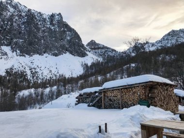 Kar kaplı Val Maira, manzarada Piedmont - İtalya