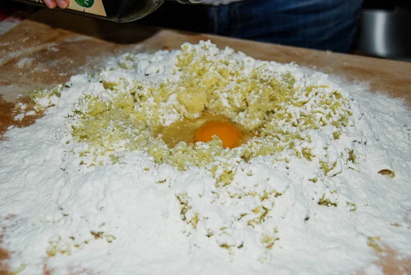 Preparação de massa de farinha de nhoque — Fotografia de Stock