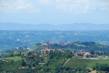 Albaretto Torre çevresindeki Langa tepeleri, Piedmont - İtalya