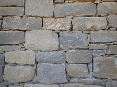 Langhe 'de taş bloklarla inşa edilmiş bir kır evinin duvarı, Piedmont - İtalya