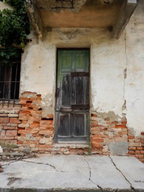 Kırsalda terk edilmiş eski bir ev: harabeler