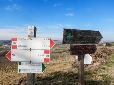 Langhe yolundaki imza, Piedmont - İtalya