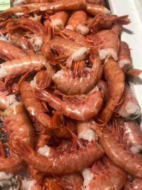 Karides kuyrukları balık dükkanından alınmaya hazır.