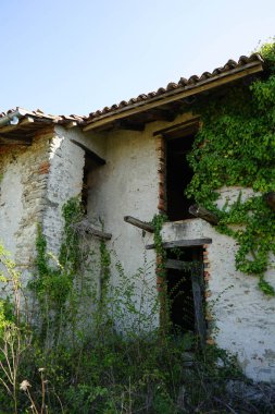 Kırsalda terk edilmiş eski bir ev: harabeler