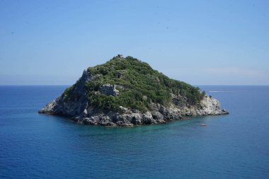 Liguria - İtalya 'daki Bergeggi Adası manzarası