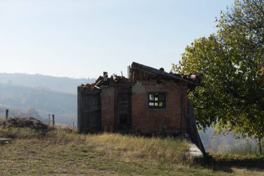 Kırsalda terk edilmiş eski bir ev: harabeler