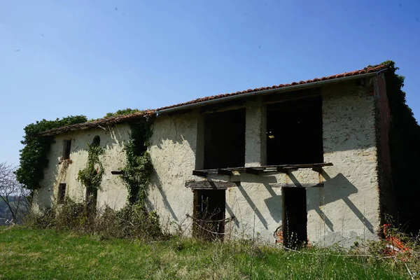 Een Oud Verlaten Huis Het Platteland Ruïnes — Stockfoto