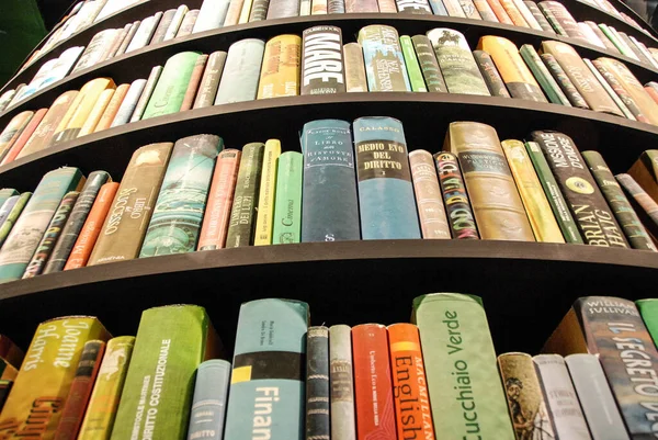 Alte Und Neue Bücher Einer Bibliothek — Stockfoto