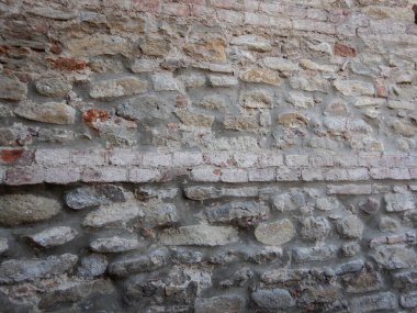 Duvar, taştan bir duvarı olan iskele.