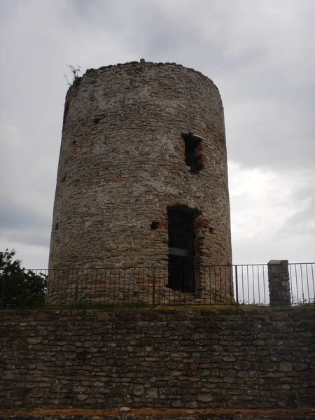 古代の軍事塔は後にピエモンテ州ムラツァーノの工場に変身 イタリア — ストック写真