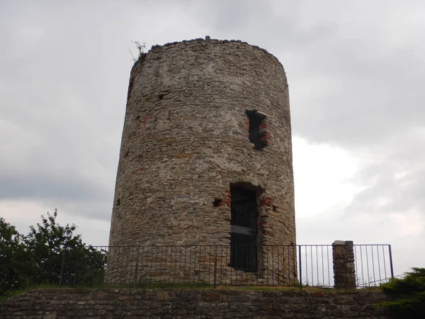 Αρχαίος Στρατιωτικός Πύργος Αργότερα Μετατράπηκε Μύλο Στο Murazzano Πεδεμόντιο Ιταλία — Φωτογραφία Αρχείου