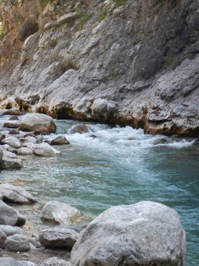 Fransa 'nın güneydoğusundaki uzun Verdon Nehri dağların arasından akıyor.