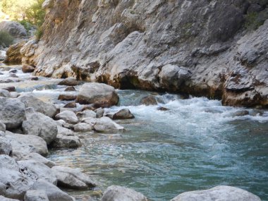 Fransa 'nın güneydoğusundaki uzun Verdon Nehri dağların arasından akıyor.