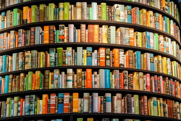 Bücher Turmförmigen Bücherregal — Stockfoto