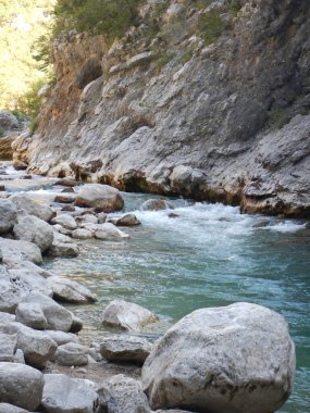 Fransa 'nın güneydoğusundaki uzun Verdon Nehri dağların arasından akıyor.
