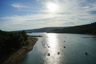 Fransa 'nın Verdon vadileri arasındaki Sainte-Croix gölünü oluşturan rezervuarın genel görünümü