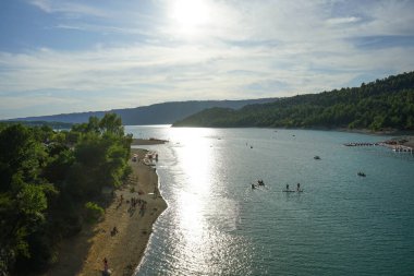 Fransa 'nın Verdon vadileri arasındaki Sainte-Croix gölünü oluşturan rezervuarın genel görünümü