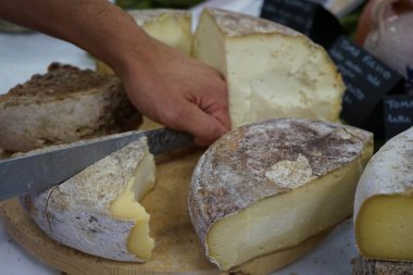 Bir zanaatkar peynirinin kesimi