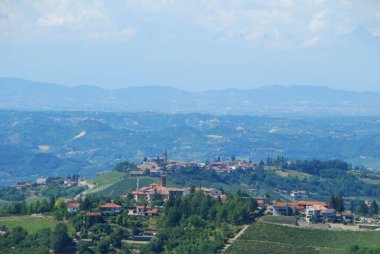 Albaretto Torre çevresindeki Langa tepeleri, Piedmont - İtalya