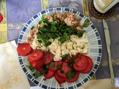 Sebze ve balıklı tabak.