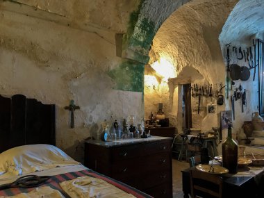Matera 'da eski bir çiftçi evinde aletler.