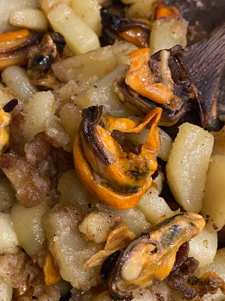 可供食用的贻贝和土豆 — 图库照片