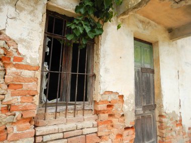 Kırsalda terk edilmiş eski bir ev: harabeler