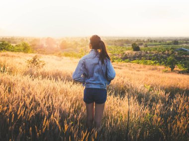 Tarlada güzel genç bir kadın.