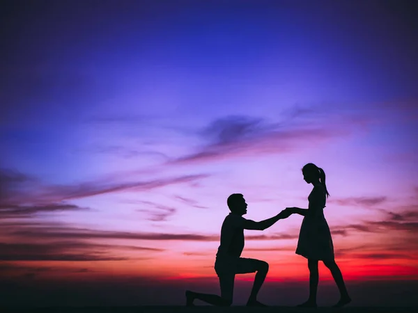 Young Couple holding hand  Outside at Sunset — Stock Photo, Image