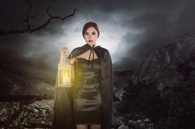 Asya cadı kadın ile fener