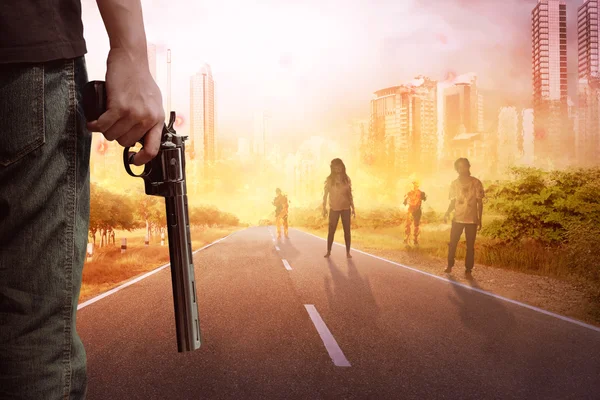 Mannen med pistolen tittar på zombies — Stockfoto