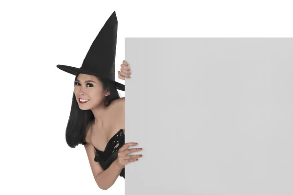 Asijské čarodějnice žena s prázdné desky — Stock fotografie