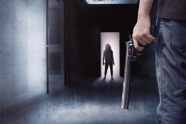 Zombi kadın ve tabancalı adam