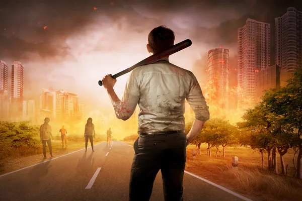 Man met honkbalknuppel tegen zombies — Stockfoto