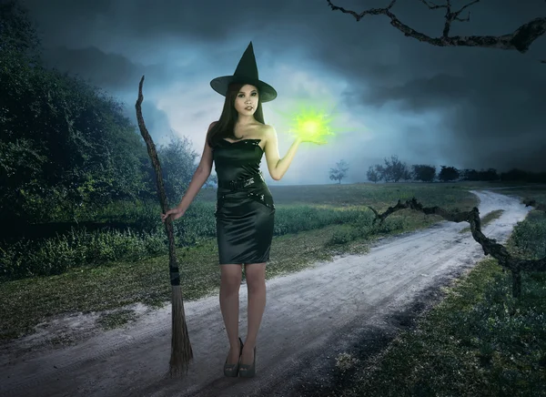 Halloween ásia bruxa com vassoura — Fotografia de Stock