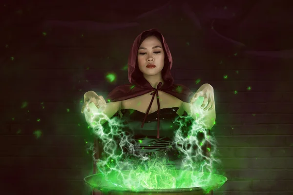 Asiatique sorcière femme préparation potion — Photo