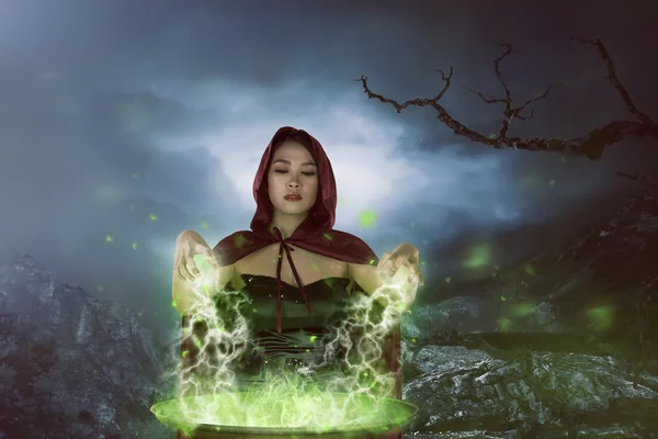 Aziatische heks vrouw voorbereiden potion — Stockfoto
