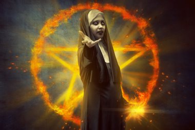 Pentagram büyü ile yanan önünde duran şeytan Rahibe kadın