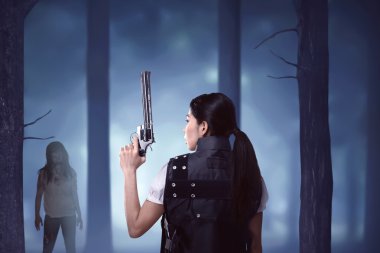 Ürpertici zombi silah tutan Asyalı kadın arıyorum