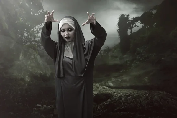 Азиатская монахиня считается обладающей магической силой зла — стоковое фото