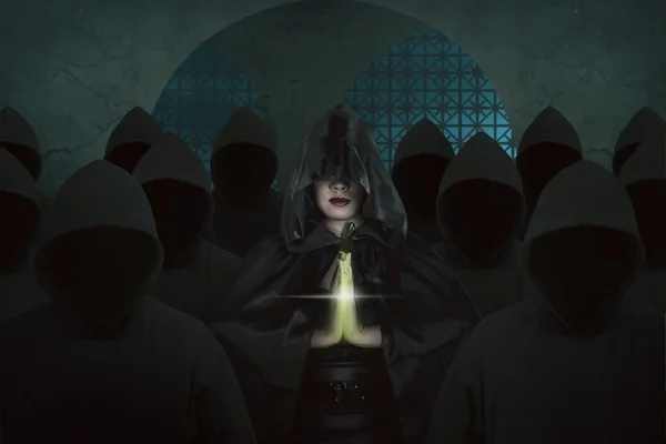 Azjatycka czarownica woman wewnątrz starego zamku w ciemnym pokoju, modlitwa — Zdjęcie stockowe