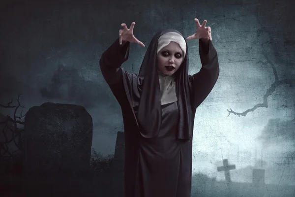 Scary asian nun standing in cemetery — Stock Photo, Image